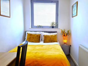 2 bedroom Central Flat with Parking