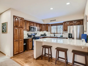 Private Hot Tub,clubhouse Access, Close To Slopes 4 Bedroom Home by RedAwning