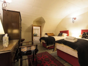 Historic 6-Bedrooms Castle Retreat