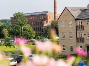 Modern Canalside City Townhouse - Parking & Garden