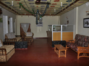 Four Teess Rest Inn