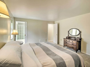 Spacious Family Home on Golf Course: Hike & Bike!
