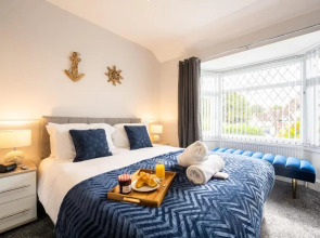 Mulberry House - Luxurious and Modern 4-Bed in Solihull near NEC,JLR, Airport, Resorts World, HS2