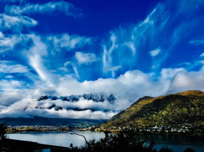 Awesomely Cozy Queenstown Home with a View