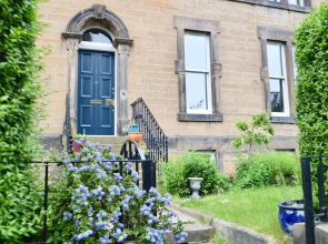 3 Bedroom Family Flat in Newington With Garden