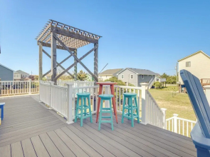 Coastal Home w/ Deck & Outdoor Shower