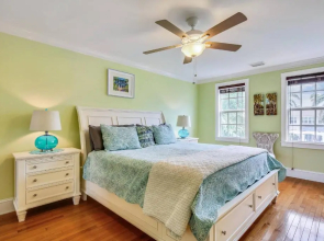 Tumi's Time Out by Avantstay Heart Of Old Town w/ Shared Pool Month Long Stays Only