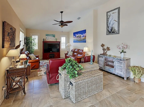 Canal House - 3 Br home by RedAwning