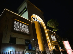 Hotel Golden Arc