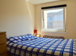 Modern Two Bedroom Flat in Leith