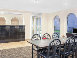 Super 8 by Wyndham Morton Grove/Chicago