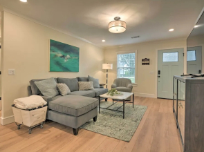 Updated & Modern House < 1 Mi to Dtwn Bentonville!