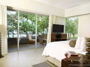 El Mangroove Papagayo, Autograph Collection