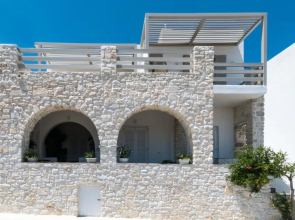 Michael Zeppos Studios, Naousa