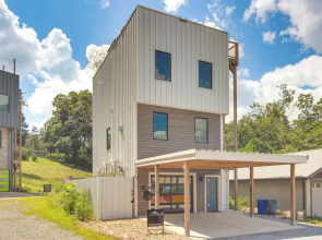 Rooftop Deck, Sweeping Views: Chic Home in Brevard