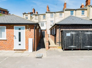 Lovely 2 Bedroom Apartment With Free Parking