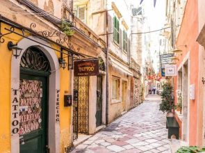 Queen Apartment, in the heart of Corfu Historical Old Town Center!