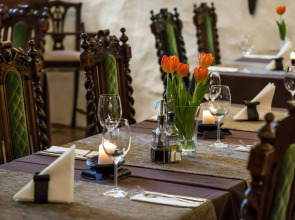 Отель Three Crowns Residents