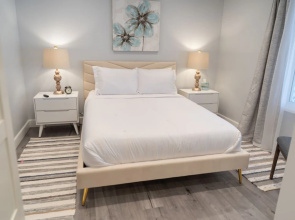 CHARMING UPGRADED 1-BEDROOM HOUSE IN GLENDALE  (p55)