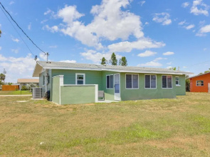 4 Mi to Venice Beach: Home w/ Patio & Yard