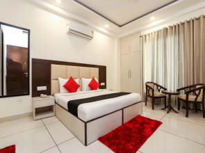 FabHotel Noida Suites Sector 20