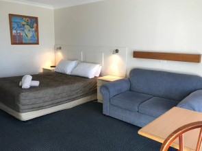 Holiday Lodge Motor Inn