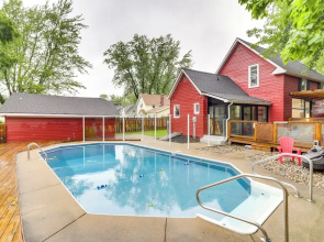 South Haven Oasis - Private Hot Tub, Pool & Grill!