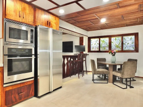 Beachside Sanctuary Lovely 3 BDR Steps to Ocean!