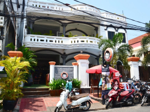 Mad Monkey Phnom Penh - Hostel