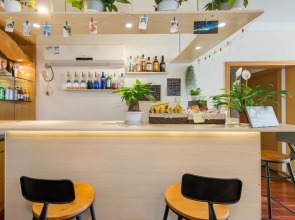 LeeHome Youth Hostel