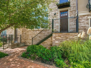 Stylish 3 bedroom Town Home at shops at