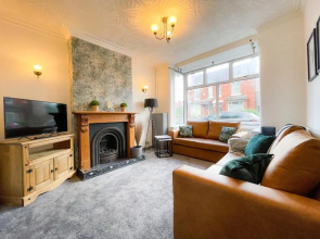 Ideal for CONTRACTORS & WORKERS, Long-term discounts - 4-Bed House in Crewe by 53 Degrees Property - Sleeps 8