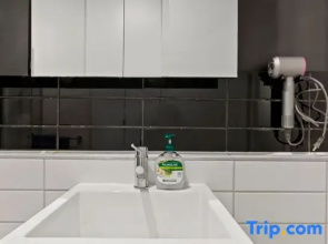 Unbeatable Location - Sleek 1BR  Melbourne Central