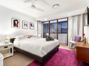 Cool Noosa Home. Central location. A/C. Gym. WIFI. Netflix