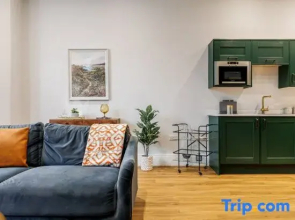 Spacious Seaside 2-Bed Apt w/ Free Gym & Parking