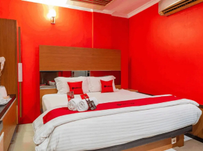 RedDoorz Plus near Chadstone Mall