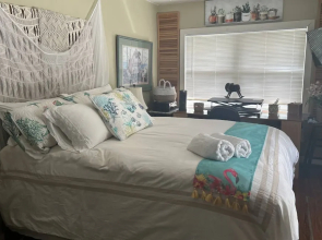 The Secret Garden Home Close to Beach, Shops, Restaurants, Pet Friendly, Close to Lucerne Ave!