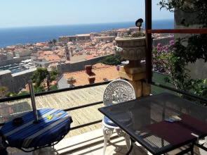 Apartment & Rooms House with Garden