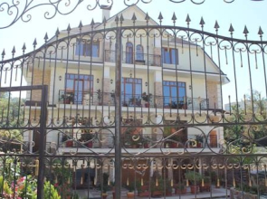 Dinastiya Guest House