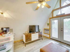 Cozy Cabin w/ Fire Pit: Walk to Lake Taneycomo!