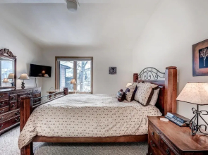 Pitkin Townhome - 704 3 Bedroom Townhouse by RedAwning