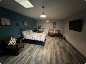 One Bed Apartment - Amazing Town Centre Location