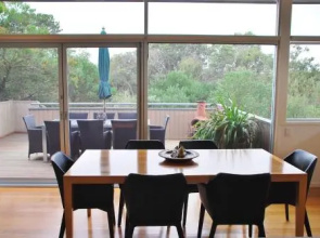Stylish Holiday Home Opposite Surf