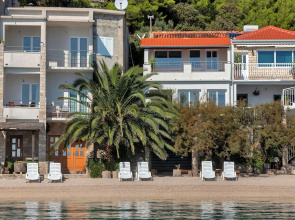 Apartments Robinzon Nikola