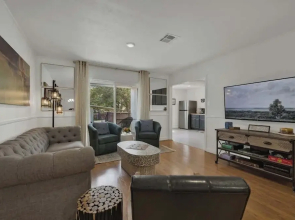 Elegant and Stylish Glenmoor Abode - 5 min to Town