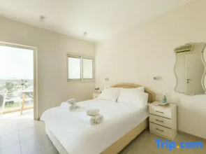 Skyline 1BR Apartment with City and Sea View