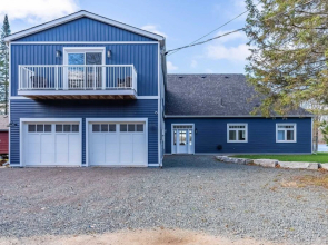 Luxury Cottage overlooking Wollaston Lake-Hot tub