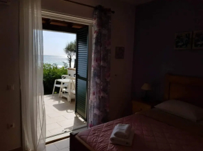 Menigos AB4G no50 Beachfront 2 Bdr Apt