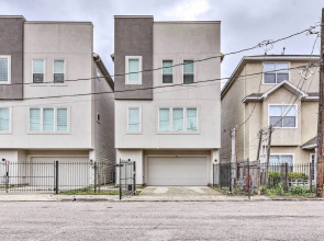 Central Houston Townhouse - 1 Mi to Downtown!