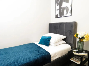 Tudors eSuites Four Bedroom House Garden